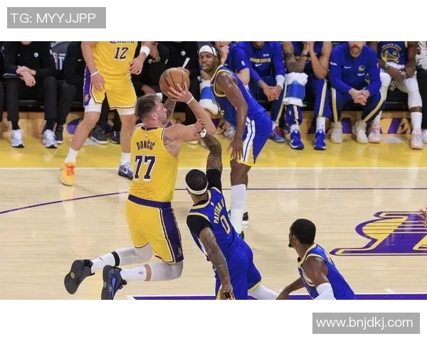 詹姆斯带领湖人逆转击败勇士,赢得季后赛首胜 詹姆斯带领湖人逆转击败勇士,赢得季后赛首胜